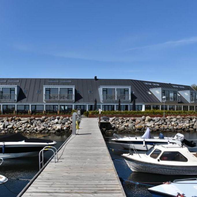 Hotel Kerteminde Strand, Kerteminde Bryggeri forhandler med udsigt over vandet og både.